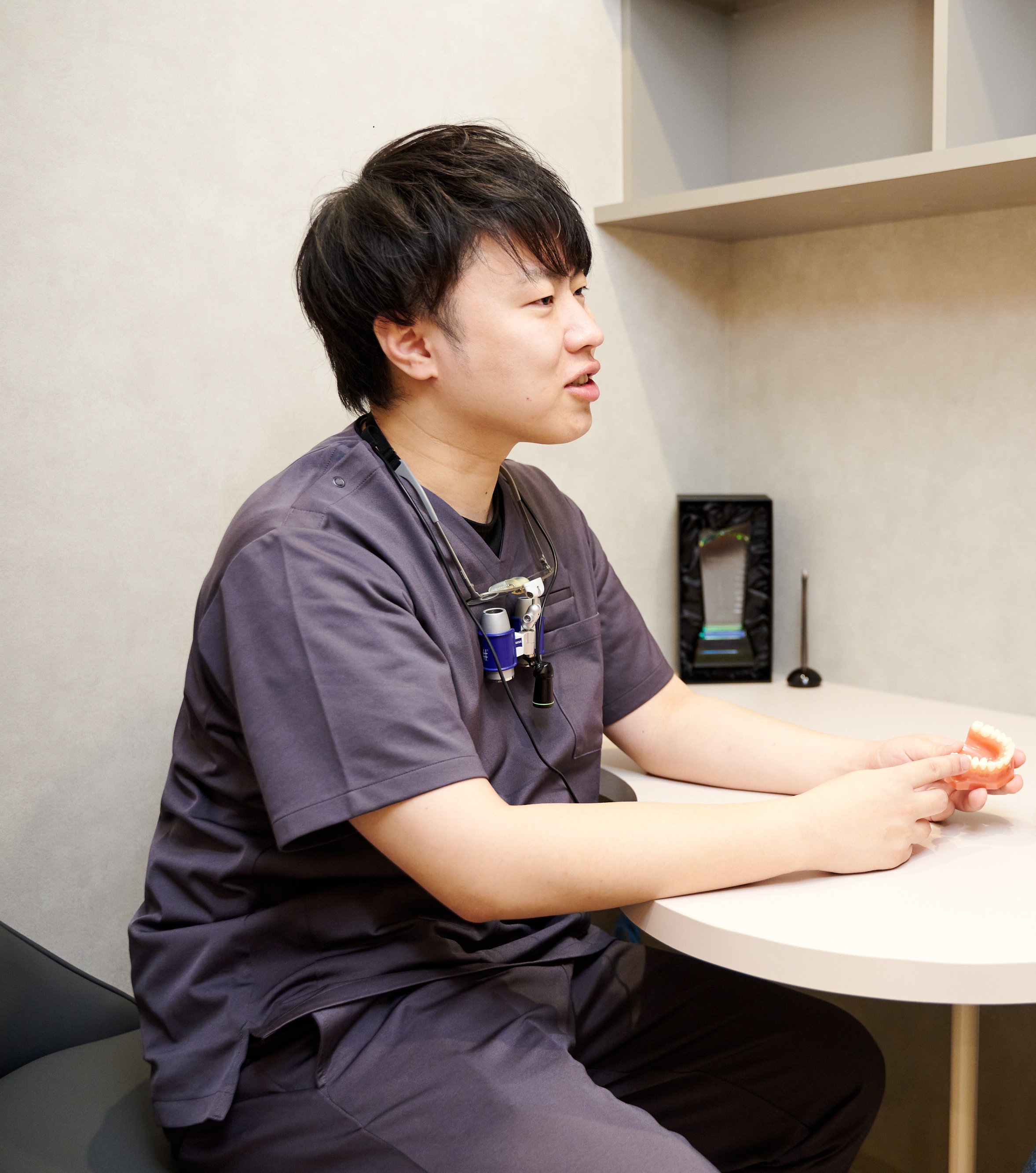 歯科用CT画像を確認しながらインプラントの治療計画を説明する歯科医師